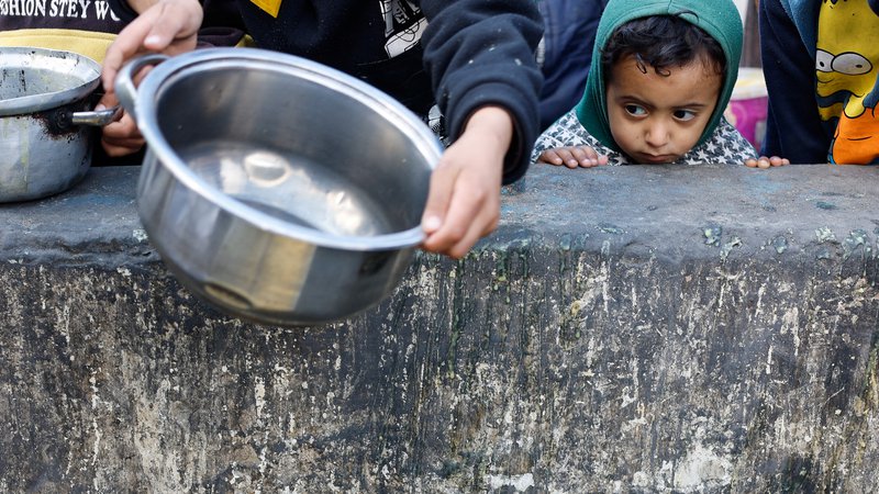 Fotografija: V Gazi vlada epidemična lakota. FOTO: Mohammed Salem/Reuters