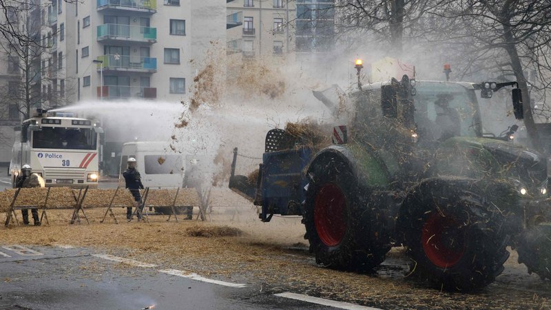 Fotografija: Med zasedanjem kmetijskih ministrov EU v palači Evropa so evropsko četrt v Bruslju oblegali kmetje s skoraj tisoč traktorji. FOTO: Nicolas Maeterlinck/AFP