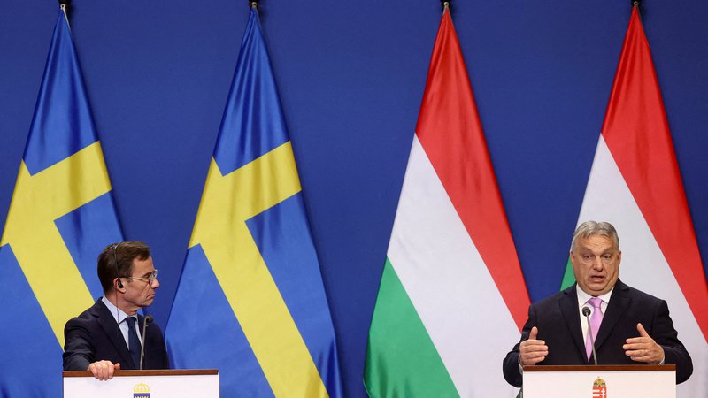 Fotografija: Švedski premier Ulf Kristersson in madžarski voditelj Viktor Orbán sta se nekaj dni pred glasovanjem sestala v Budimpešti FOTO: REUTERS/Bernadett Szabo