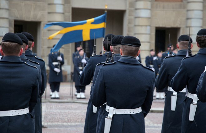 »S članstvom Švedske v Natu se nordijska regija prvič v 500 letih ponaša s skupno obrambno,« je zgodovinskost trenutka opisal švedski premier Ulf Kristersson. FOTO: Tom Little/Reuters