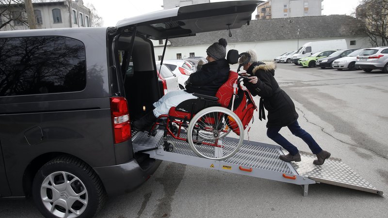 Fotografija: Invalidom, ki čakajo na obravnavo v ambulanti za voznike, bi bil poseben odlok v veliko pomoč. FOTO: Blaž Samec/Delo