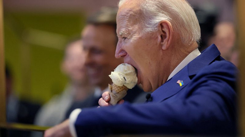 Fotografija: Zdravnik je zapisal še, da se Biden dobro počuti in letošnji zdravniški pregled ni odkril ničesar novega. FOTO: Leah Millis/Reuters