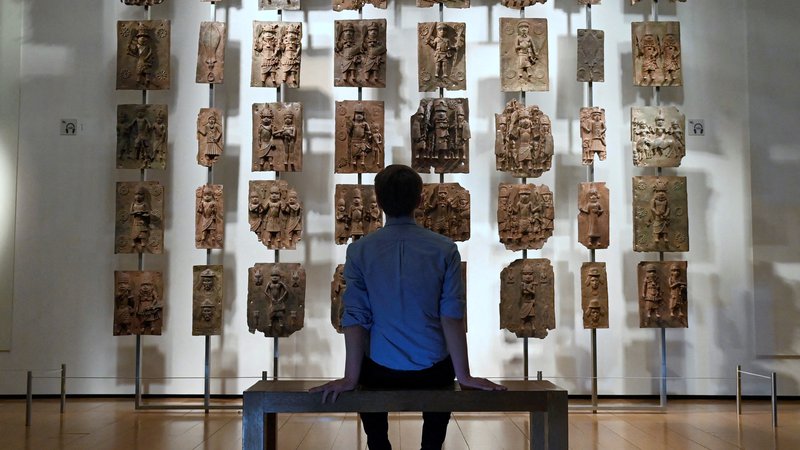 Fotografija: Največjo zbirko naropanih beninskih umetnin, več kot 900 eksponatov, hrani Britanski muzej. FOTO: Toby Melville/Reuters