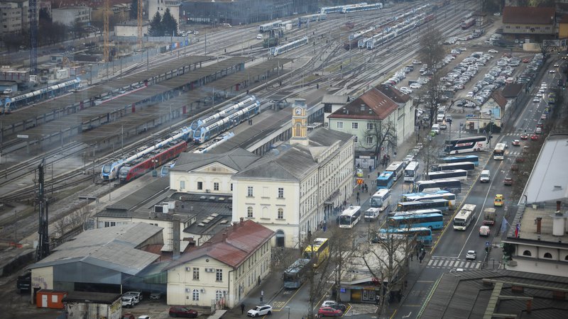 Fotografija: Velik izziv Slovenije bo spraviti prebivalce iz avtomobilov. FOTO: Jože Suhadolnik/Delo