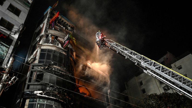 Fotografija: Ogenj je najprej izbruhnil v eni izmed priljubljenih restavracij, in sicer ob 21.50 po lokalnem času (15.50 po srednjeevropskem času). FOTO: Munir Uz Zaman/AFP
