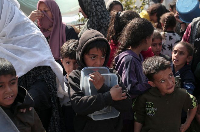 Palestinci stradajo, vsak dan čakajo na hrano, a pomoči ni. FOTO: AFP