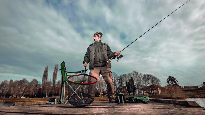 Fotografija: Zoltan Tot je imel le pet let, ko mu je oče prvič dal v roke ribiško palico in ga peljal lovit ribe v Lanko, kanal, nedaleč od njihove družinske hiše v Dardi. FOTO: Danijel Soldo/CROPIX