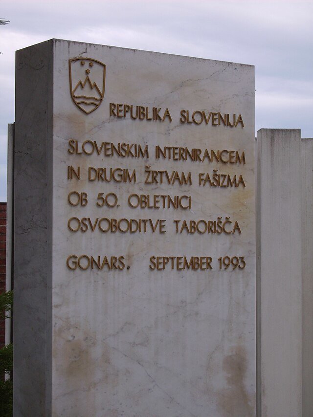 V koncentracijsko taborišče Gonars je Italija takoj začela pošiljati znane Slovence, ki niso sodelovali z okupacijskimi oblastmi. V Gonarsu je umrlo približno petsto Slovencev in Hrvatov. FOTO: Wikipedija