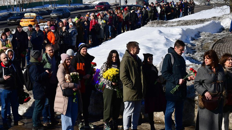Fotografija: Žalujoči obiskujejo grob na moskovskem pokopališču Borisov, da bi se poklonili enemu najglasnejših kritikov Kremlja. Policija je danes dogajanje opazovala, vendar ni posredovala. FOTO: Olga Maltseva/AFP