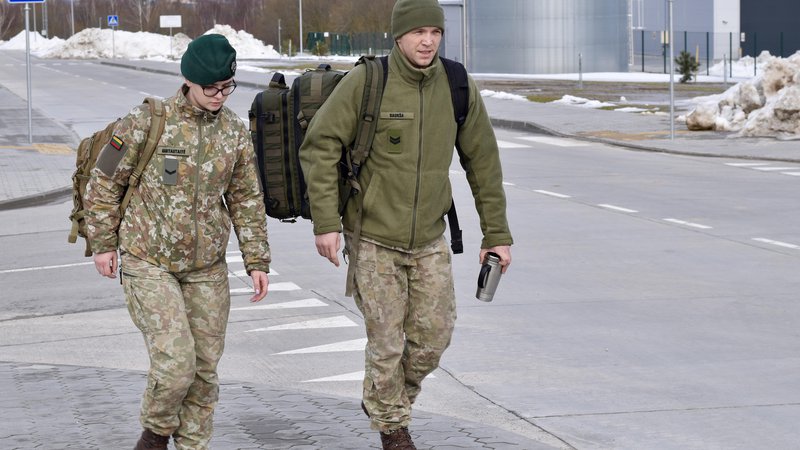 Fotografija: Obvezni vojaški rok lahko v Litvi vsako leto doleti od 3800 do 4300 naključno izbranih mladih moških ter prostovoljcev in prostovoljk. FOTO: Gašper Završnik