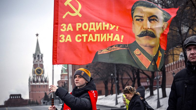Fotografija: Zahodne demokracije so sedaj enotne, da je še večji sovražnik Rusija, zato jo je treba premagati.  FOTO: Alexander Nemenov/AFP