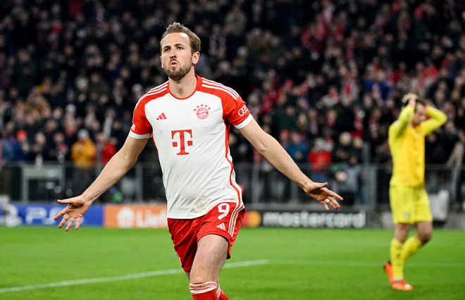 Harry Kane je takole proslavil uspešen večer Bayerna. FOTO: Angelika Warmuth/Reuters