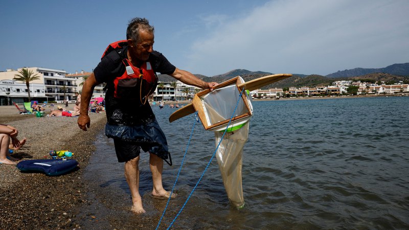 Fotografija: Obale so eno največjih skladišč mikroplastike. FOTO: Albert Gea/Reuters