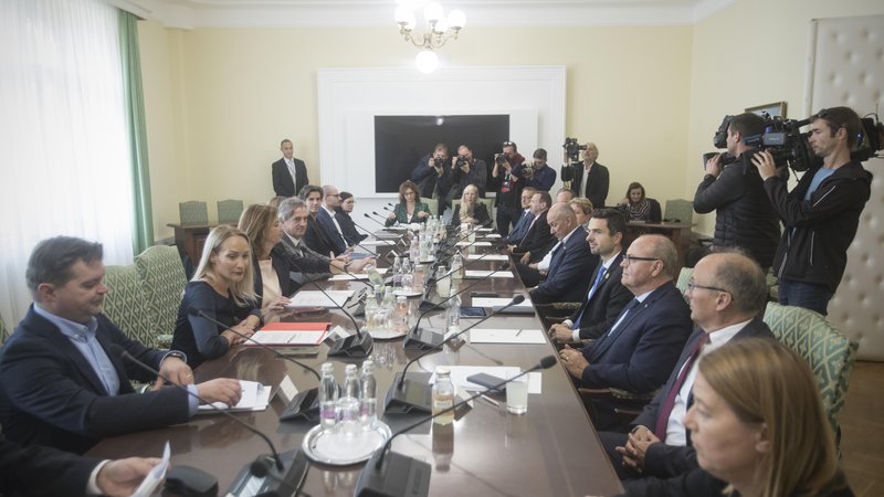 Fotografija: Na posvetu pri premieru Robertu Golobu oktobra leta 2022 so predsedniki parlamentarnih strank našli veliko stičnih točk, te pa se iz meseca v mesec bolj rahljajo. FOTO: Jure Eržen/Delo
