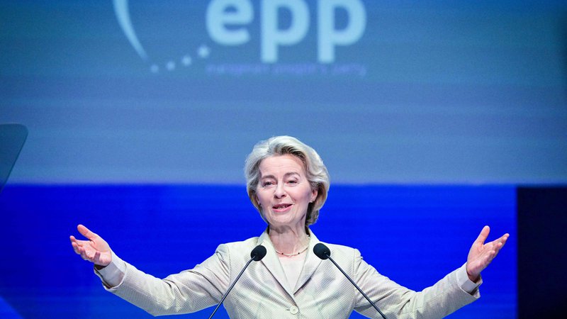Fotografija: Volilni program EPP je bolj desen, kot je politka liberalne Ursule von der Leyen. FOTO:  Daniel Mihailescu/AFP
