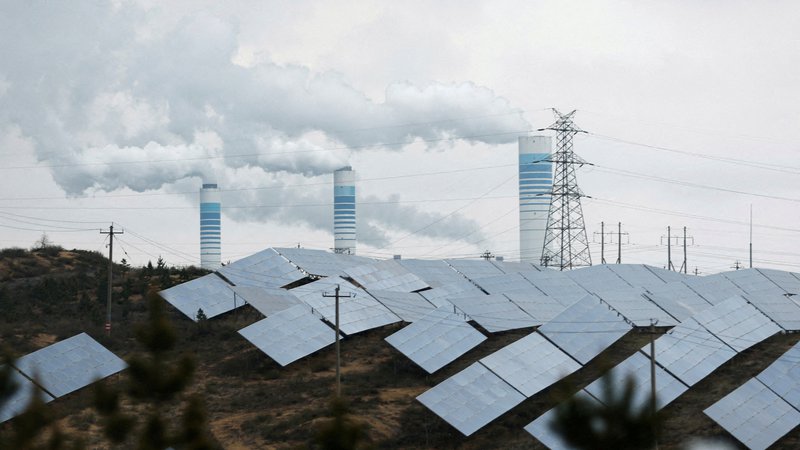 Fotografija: Kljub zelenemu prehodu v energetiki se emisije CO2 še povečujejo – lani tudi zato, ker je bilo treba izpad hidroelektran nadomestiti s kurjenjem premoga. Foto Tingshu Wang Reuters