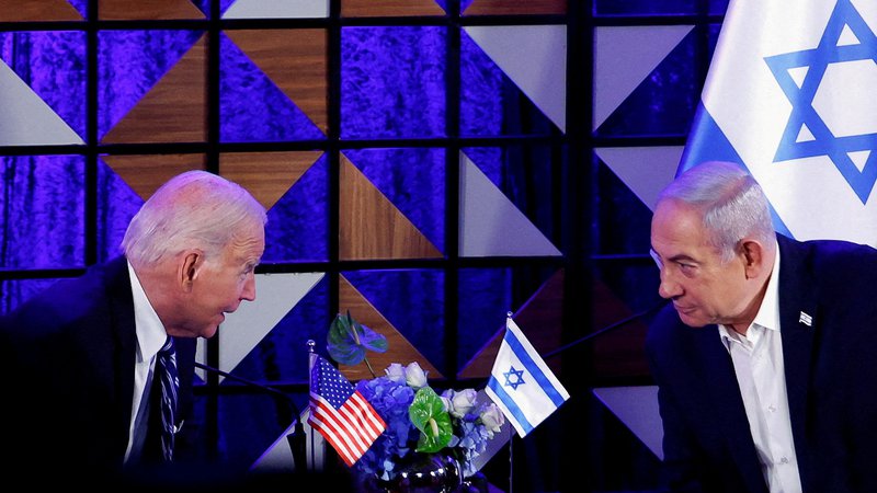 Fotografija: Pritiski prinašajo vsaj besedne rezultate v odnosih med Joejem Bidnom in Benjaminom Netanjahujem. FOTO: Evelyn Hockstein/Reuters