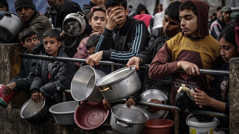 Fotografija: V času, ko je humanitarna pomoč najbolj potrebna, globalni odziv še zdaleč ni zadosten. FOTO: Belal Khaled Anadolu/AFP