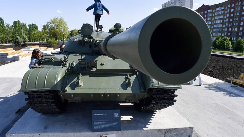 Fotografija: Rusija ima v vojni z Ukrajino menda daleč največ preglavic s tanki in drugimi oklepnimi vozili. FOTO: Olga Malceva/ Afp