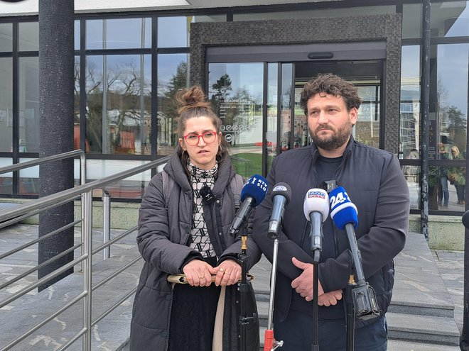 Sara Bajec in Asmir Bećarević sta pojasnila, da so samo v enem tednu dobili več kot 1700 podpisov, s katerimi občani zahtevajo odstop vodstvo velenjske komunale. FOTO: Špela Kuralt/Delo