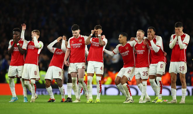 Arsenalovi igralci med streljanjem enajstmetrovk. FOTO: Andrew Boyers/Reuters
