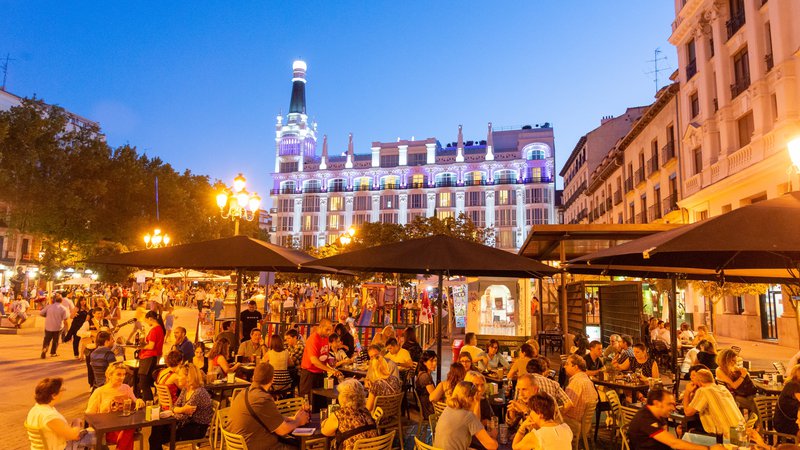 Fotografija: V združenju Madrid Noche so v izjavi za javnost izpostavili, da je nočno življenje ena glavnih turističnih znamenitosti v Španiji, vsakršno omejevanje pa bi po njihovem mnenju pomenilo »strel v koleno«. Foto Shutterstock