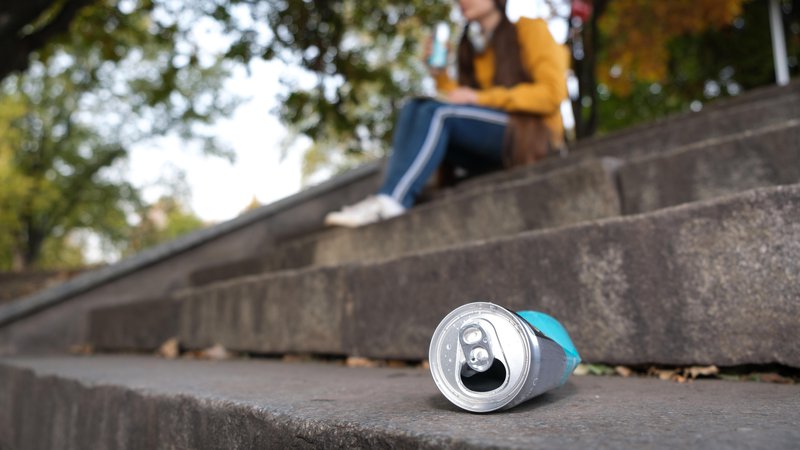 Fotografija: Starostna meja se vse bolj niža in energetske pijače pijejo celo 10-letni otroci, nemalokrat tudi z vednostjo staršev. FOTO: Shutterstock