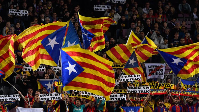 Fotografija: V Kataloniji so zelo močna domoljubna čustva med navijači. Foto Josep Lago/AFP