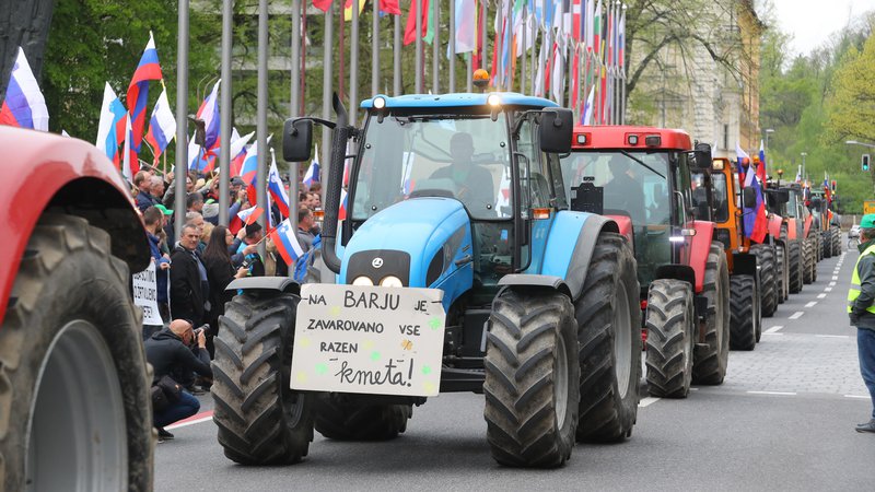 Fotografija: Slovenski kmetje se po enem letu s traktorji vračajo na ljubljanske ulice. FOTO: Dejan Javornik