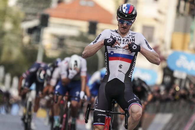 19. marec, 2022, bo v slovenski kolesarski zgodovini za vedno. Matej Mohorič (Bahrain Victorious), je zmagal po vratolomnem spustu s Poggia. FOTO: Mattia D'alberto/Lapresse