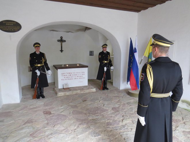 Častna straža Slovenske vojske pred kostnico v kapeli na Javorovici. FOTO: Bojan Rajšek/Delo