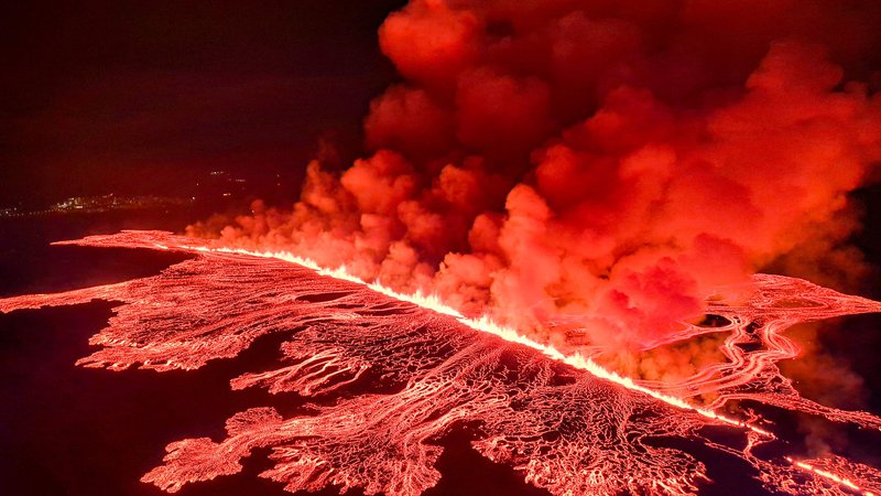 Fotografija: Znova je izbruhnil ognjenik na Islandiji, že četrtič od decembra. Razpoka naj bi bila dolga približno 2,9 kilometra, kar je približno enaka velikost kot zadnji izbruh februarja. Oblasti so več tednov opozarjale, da je izbruh na polotoku Reykjanes južno od Reykjavika neizbežen. Mesto izbruha je bilo na istem območju kot prejšnjič 8. februarja.  Foto: Handout/Afp