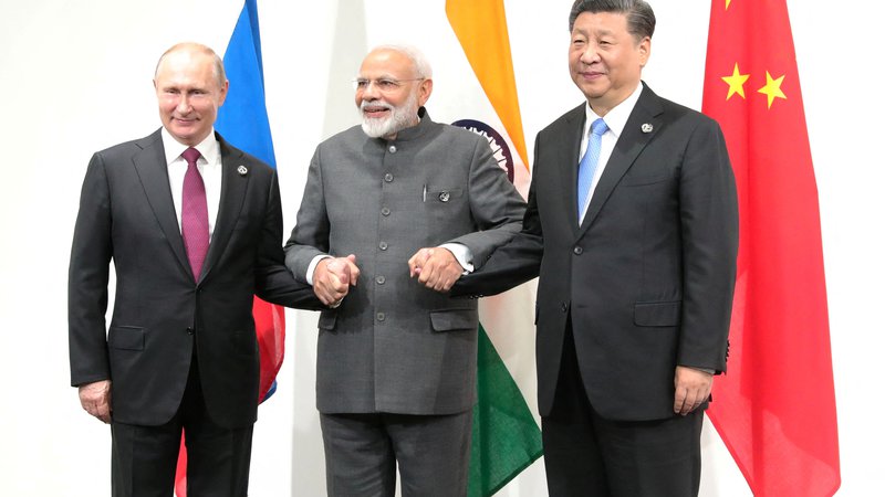 Fotografija: Trikotnik, ki med seboj povezuje močne voditelje, Vladimirja Putina, Narendro Modija in Xi Jinpinga. FOTO: Mikhail Klimentyev/Kremelj/Reuters