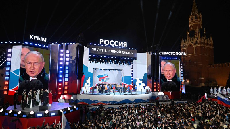 Fotografija: Putin je ob deseti obletnici priključitve Krima organiziral velik koncert in slavje.  FOTO: Natalia Kolesnikova/AFP