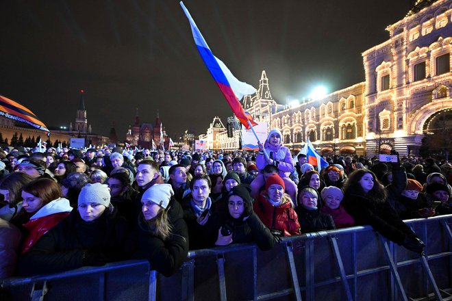 Na proslavi ob deset obletnici aneksije Krima se je v Moskvi zbrala velika množica. FOTO: Natalia Kolesnikova/AFP