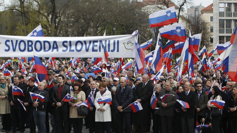 Fotografija: Na jutrišnjem protivladnem shodu SDS lahko pričakujemo množico slovenskih zastav, ki so razpoznavni in hkrati kamuflažni zaščitni znak protestov in shodov v režiji te stranke. FOTO: Leon Vidic/Delo