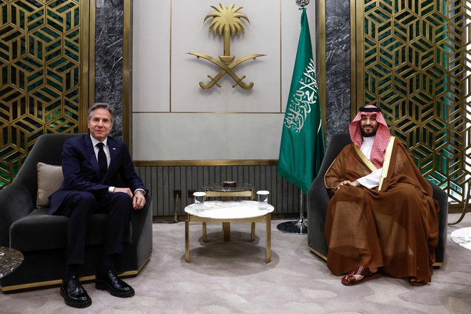 Blinken se je včeraj med drugim sestal tudi s prestolonaslednikom Mohamedom bin Salmanom. FOTO: Evelyn Hockstein/AFP