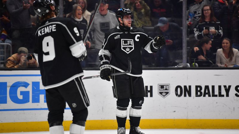 Fotografija: Mar 20, 2024; Los Angeles, California, USA; Los Angeles Kings center Anze Kopitar (11) celebrates his goal scored against the Minnesota Wild with right wing Adrian Kempe (9) during the second period at Crypto.com Arena. Mandatory Credit: Gary A. Vasquez-USA TODAY Sports Foto Gary A. Vasquez Usa Today Sports Via Reuters Con