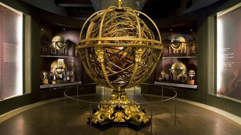 Fotografija: V muzeju so številni pomembni znanstveni artefakti, med njimi armilarna krogla astronoma Antonia Santuccija iz 16. stoletja. FOTO: Wikipedija