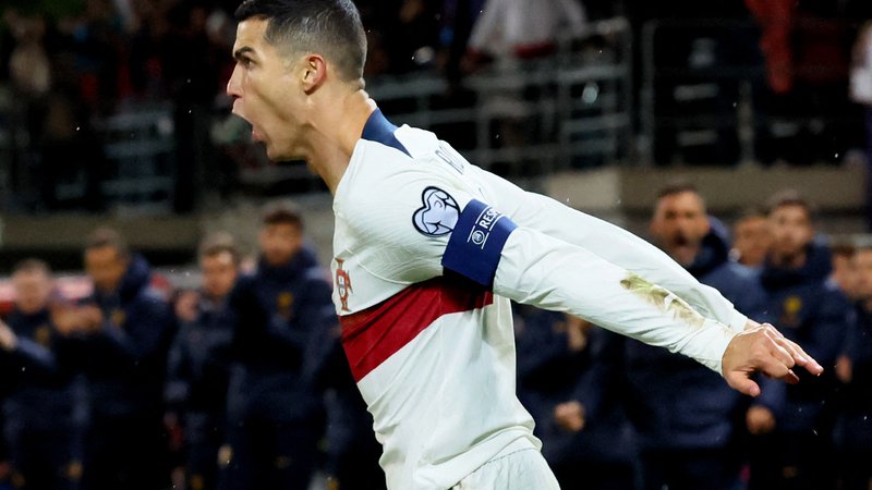 Fotografija: Cristiano Ronaldo je živa nogometna legenda – 205 nastopov in 128 golov v majici Portugalske sta absolutna svetovna rekorda. FOTO: Denis Balibouse Reuters