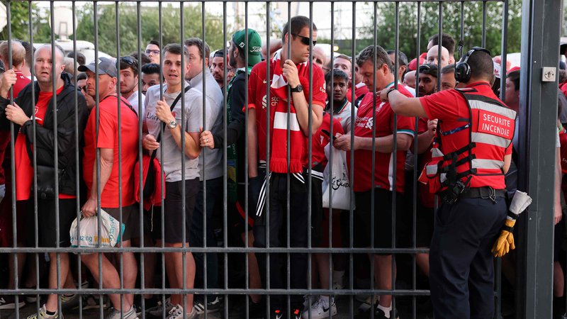 Fotografija: Liverpoolovi navijači zaradi gneče in izida niso zadovoljni zapustili Pariza. FOTO: Thomas Coex/AFP