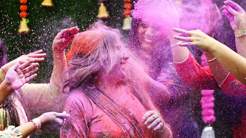 Fotografija: Utrinek iz praznovanja holija, hindujskega spomladanskega festivala barv v Chennaiu. Foto: R.satish Babu/Afp