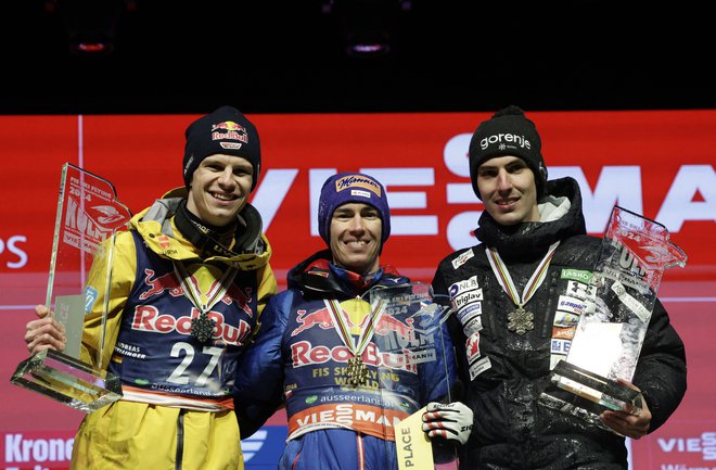 Zlatemu Stefanu Kraftu (na sredini) sta na svetovnem prvenstvu v smučarskih poletih na Kulmu družbo na zmagovalnem odru delala srebrni Andreas Wellinger (levo) in bronasti Timi Zajc (desno). FOTO: Leonhard Foeger/Reuters