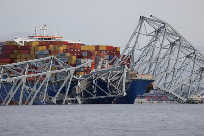Nesreča se je zgodila, ko je tristometrska tovorna ladja trčila v most. FOTO: Julia Nikhinson/Reuters