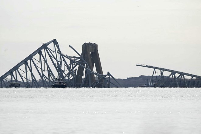 Most iz jeklene palične konstrukcije se je podrl kot lego kocke.  FOTO: Mandel Ngan/ AFP