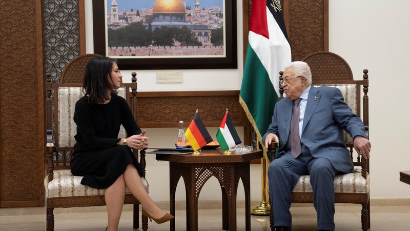 Fotografija: Ministrica za zunanje zadeve Annalena Baerbock se je na turneji po Bližnjem vzhodu srečala tudi s palestinskim predsednikom Mahmudom Abasom. FOTO: Nasser Nasser/REUTERS