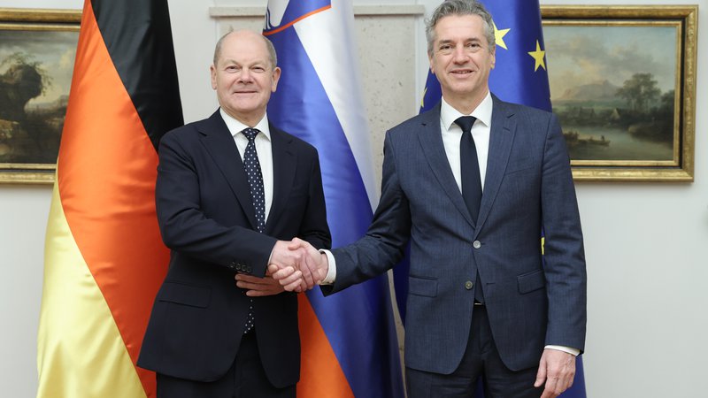 Fotografija: Slovenski premier Robert Golob in nemški predsednik vlade Olaf Scholz. FOTO: Jože Suhadolnik/Delo