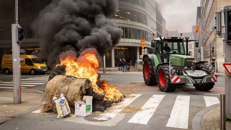 Fotografija: Ob robu zasedanja ministrov za kmetijstvo in ribištvo so kmetje v Bruslju pripravili nov protest. FOTO: James Arthur Gekiere/Afp