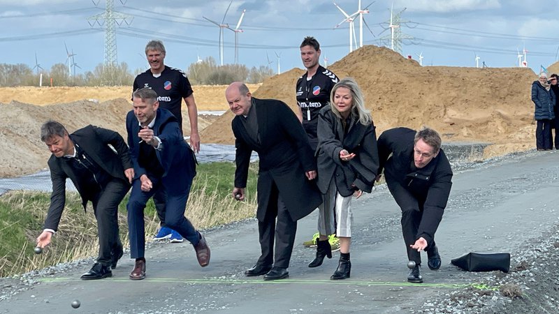 Fotografija: V kraju Heide bo leta 2026 zaživela tovarna baterij švedskega podjetja Northvolt, ki bo odprla 3000 novih delovnih mest. Investicija je vredna okoli pet milijard evrov. FOTO: Rene Schroder/AFP