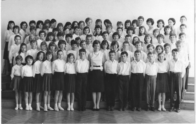 Mladinski pevski zbor Osnovne šole Trnovo je leta 1965 zmagal na mladinskem pevskem festivalu v Celju. Pod vodstvom takratne zborovodkinje Marte Hauptman in Petre Frece Šilak bodo na celjskem odru ponovno nastopili na otvoritvenem koncertu 4. aprila. FOTO: arhiv Trnovcev